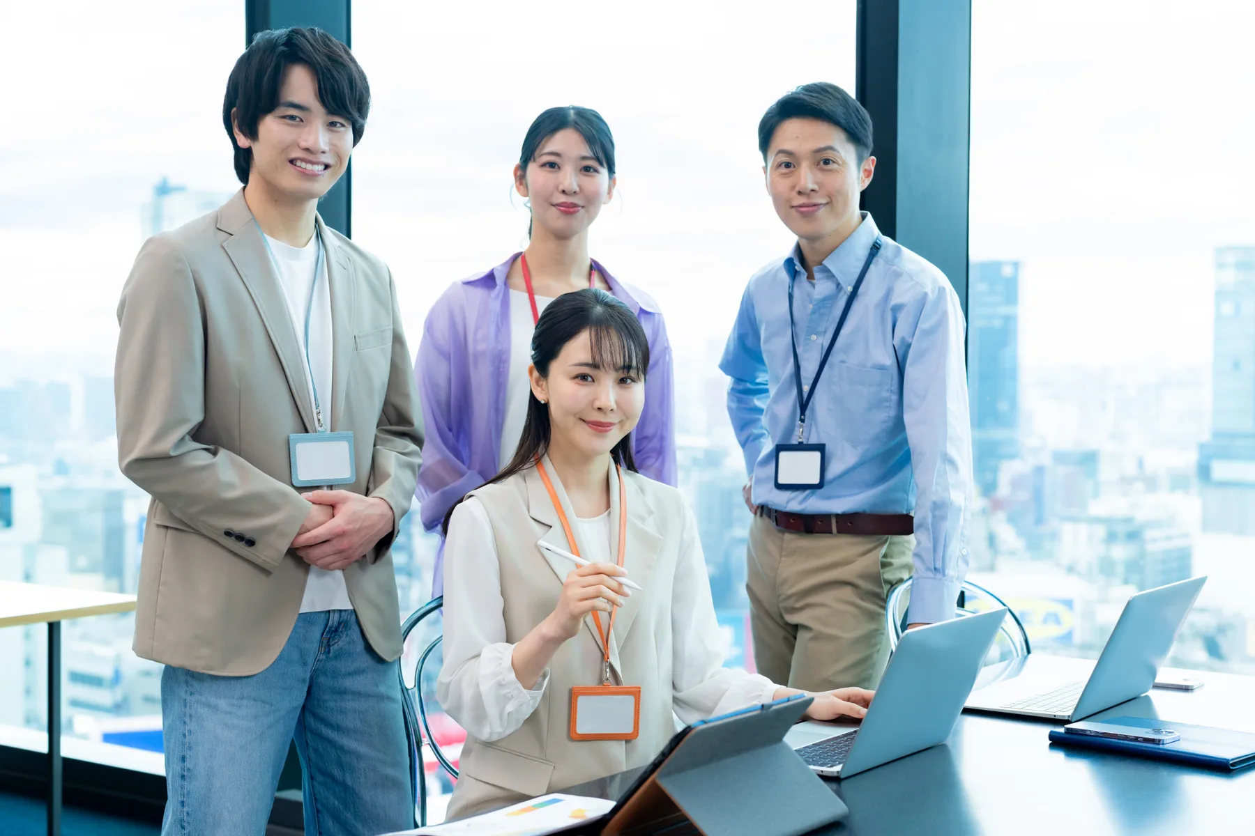 会社の魅力を伝える、笑顔のチームのイメージ